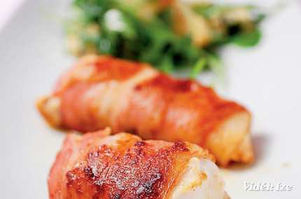 Csirkemell baconban körtés-kéksajtos rukkolával